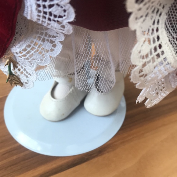 NIB Paradise Galaries of the World’s Finest Porcelain Dolls NOELLE - Picture 13 of 14